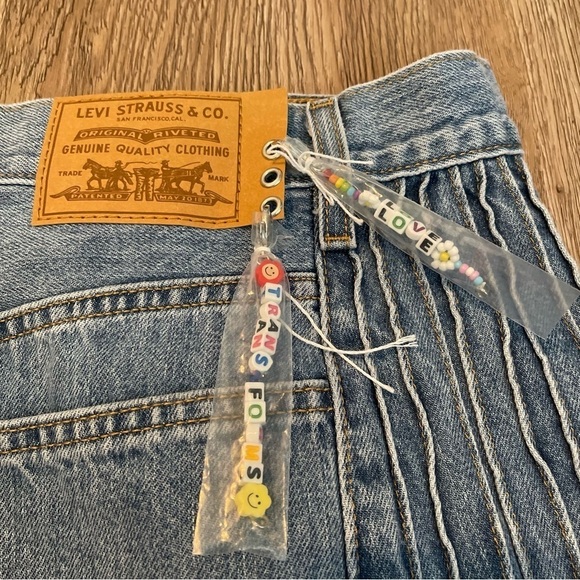 NWT LEVI'S PRIDE SKIRT Denim Front Slit Knee Length Y2K Vibes Women's Size Large - Picture 5 of 14